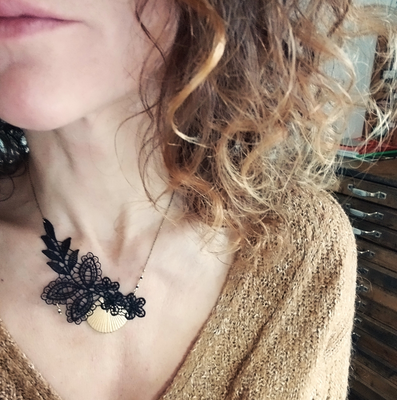 collier dentelle fleur noire artisanat