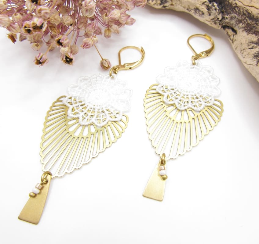 Boucles fleur dentelle pacotilles blanc 01